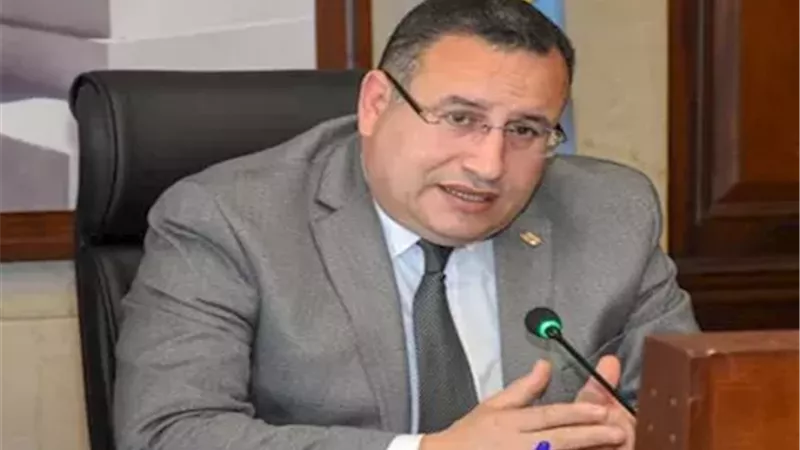 الدكتور عبد العزيز